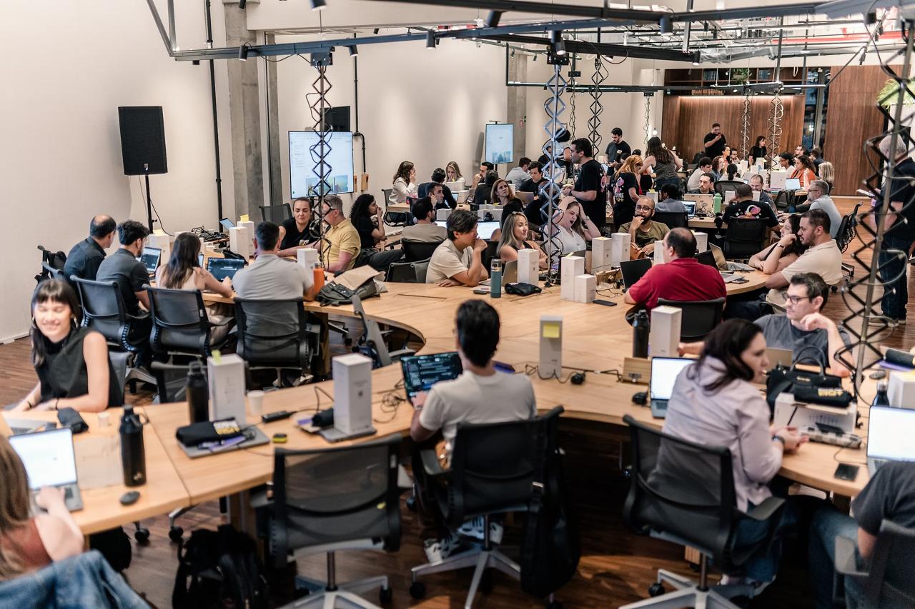 Grupos trabalhando em suas soluções durante a imersão Vivo